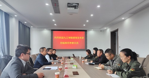 说明: 会议室里的人们描述已自动生成