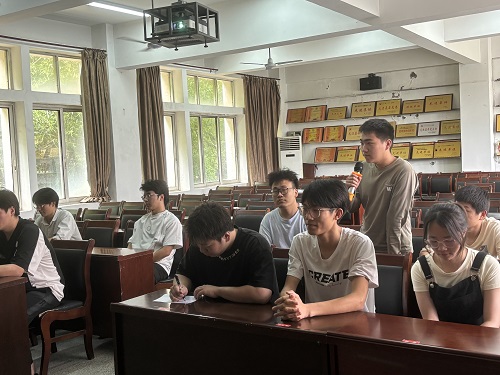 说明: 一群人在餐厅的桌子前描述已自动生成
