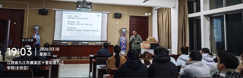 说明: 人们在看台上的人在房间里低可信度描述已自动生成