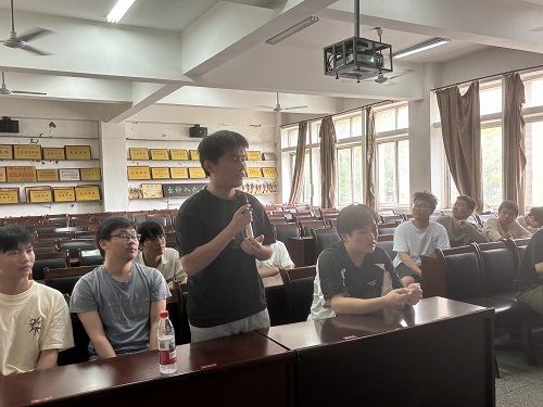 说明: 会议室里的人们描述已自动生成
