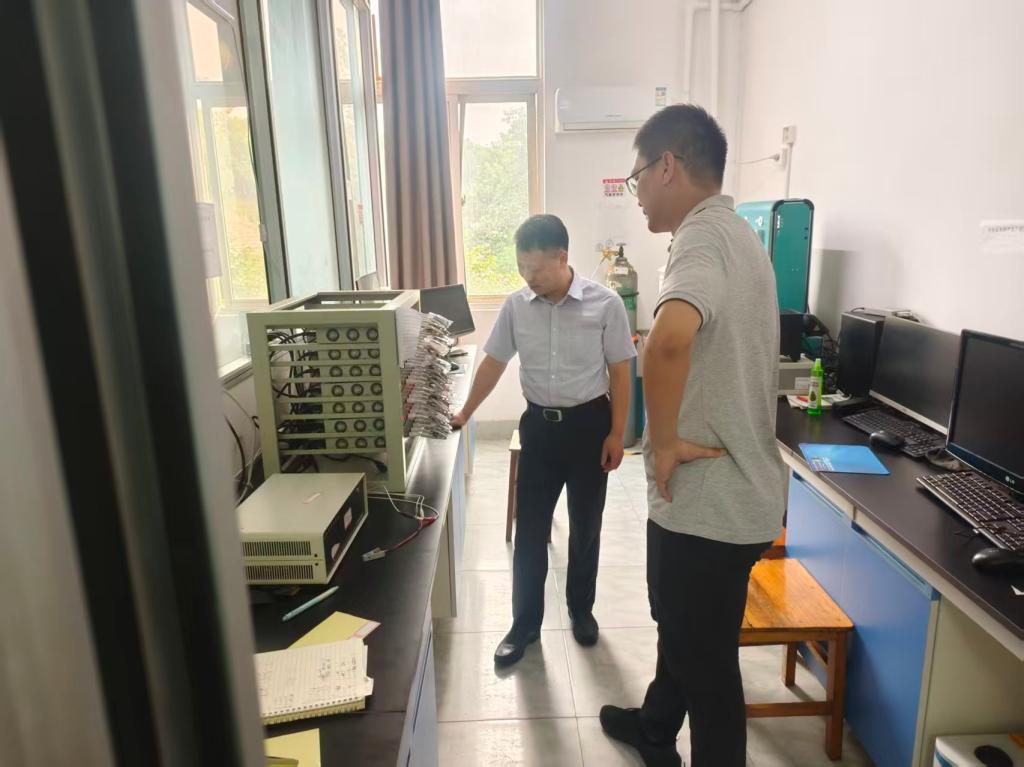 聂宗秀指导汪亚威实验