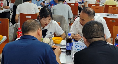 说明: 一群人在房间里交谈描述已自动生成