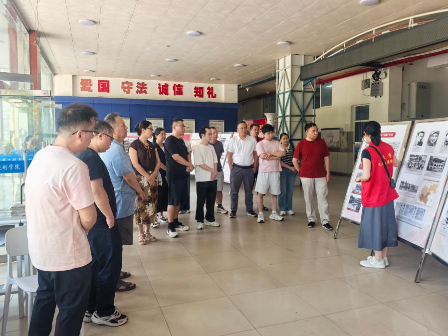 说明: 听讲的照片