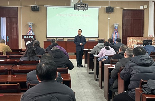 说明: 会议室里的人们描述已自动生成