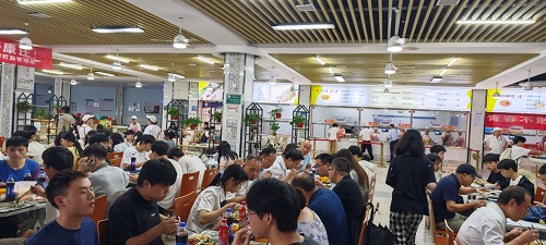 说明: 许多人在餐厅里中度可信度描述已自动生成