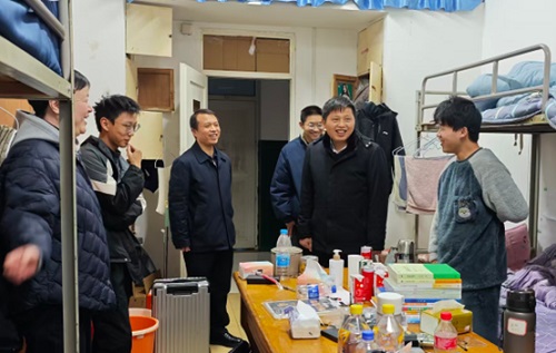 说明: 一群人站在桌子边描述已自动生成