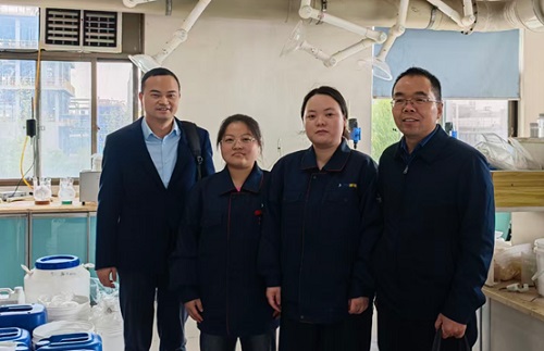 说明: 人们站在一起中度可信度描述已自动生成