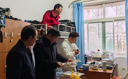 说明: 一群人在餐厅里吃东西中度可信度描述已自动生成