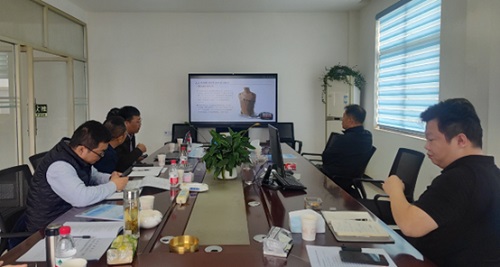 说明: 一群人围坐在桌子边描述已自动生成