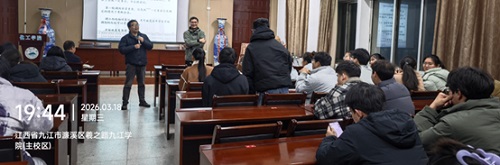 说明: 人们在房间里中度可信度描述已自动生成